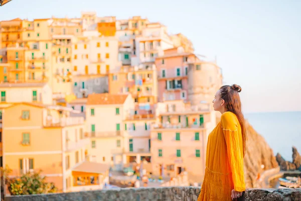 Turismo con vistas panorámicas de Manarola, Cinque Terre, Liguria, Italia —  Fotos de Stock