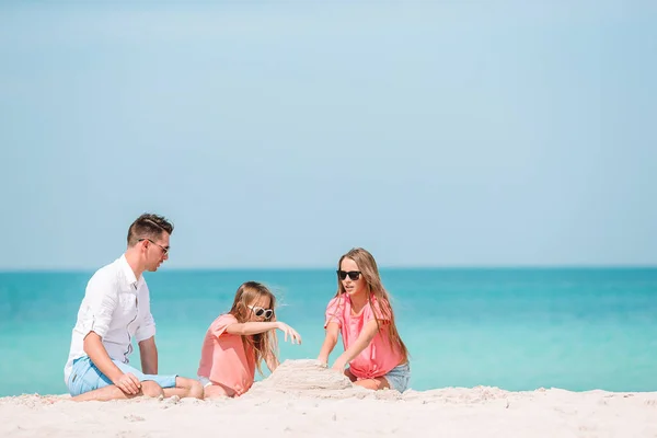 Szczęśliwa piękna rodzina na tropikalnych wakacjach na plaży — Zdjęcie stockowe