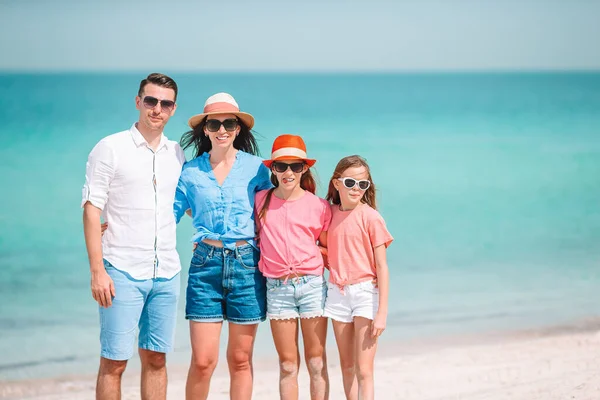 Familia feliz en la playa durante las vacaciones de verano — Foto de Stock