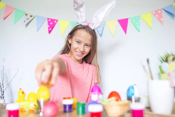 Glad påsk. Vacker liten unge bär kaninöron på påskdagen. — Stockfoto