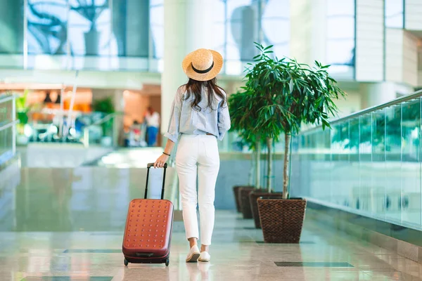 Mujer joven en sombrero con equipaje en aeropuerto internacional . —  Fotos de Stock
