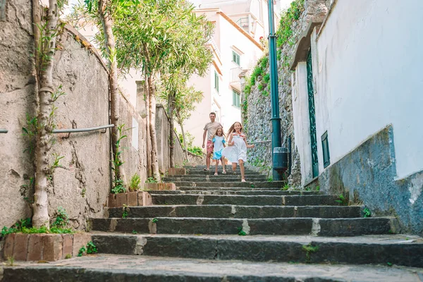 Familie van drie vakantie in Europese vakantie — Stockfoto