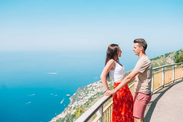 Sommerurlaub in Italien. Junger Mann und Frau in einem italienischen Dorf an der Amalfiküste, Italien — Stockfoto