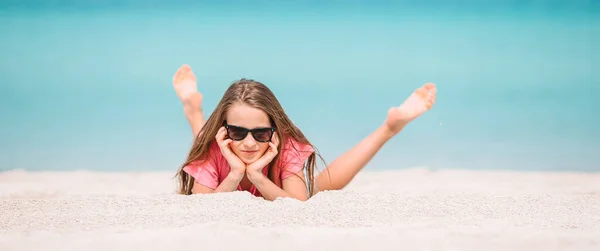 Adorável menina ativa na praia durante as férias de verão — Fotografia de Stock