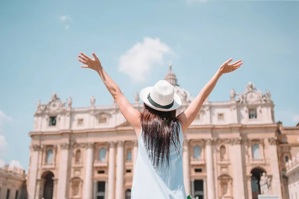 Szczęśliwa młoda kobieta w Watykanie i Bazylice św. Piotra, Rzym, Włochy. — Zdjęcie stockowe