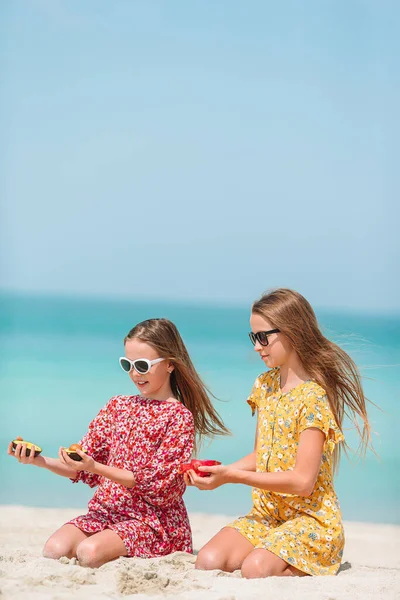 Süße kleine Mädchen am Strand während der Sommerferien — Stockfoto
