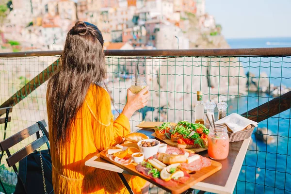 美しい女性オン朝食で屋外カフェで素晴らしい景色でチンクエテレ — ストック写真