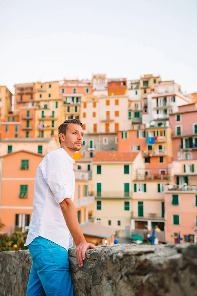 Man toerist buiten in Italiaans dorp op vakantie — Stockfoto