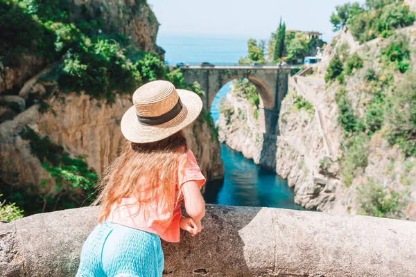 Famosa praia de fiordo di furore vista da ponte . — Fotografia de Stock