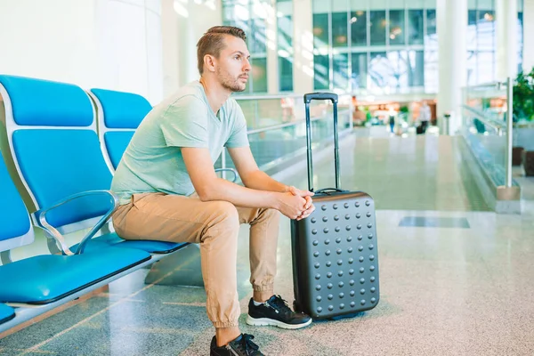 Joven en un salón del aeropuerto esperando aviones de vuelo . —  Fotos de Stock