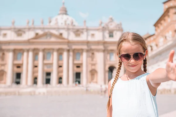 Happy kid at St. Peters Basilica church in Vatican city. — Stock Photo, Image