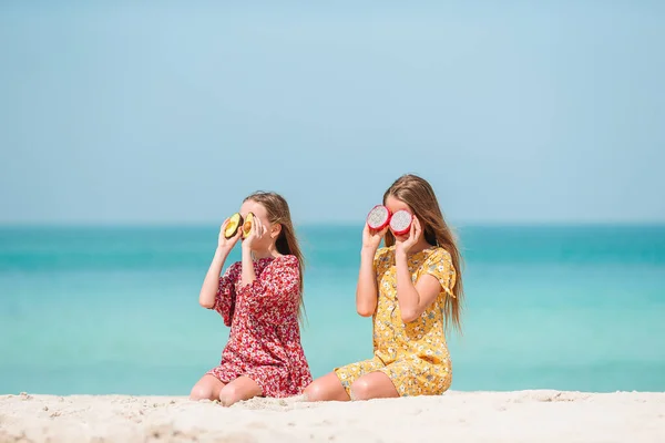 Cute little girls na plaży podczas wakacji letnich — Zdjęcie stockowe