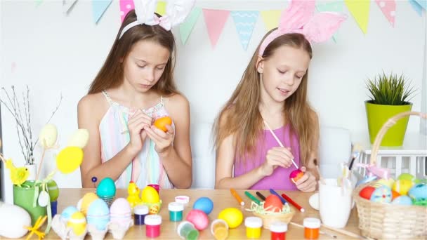 Feliz Pascua. Hermosos niños pequeños con orejas de conejo en el día de Pascua. — Vídeos de Stock