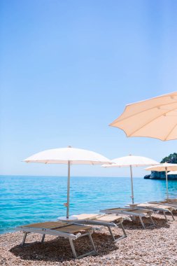 Gargano 'da temiz suyu olan güzel bir sahil.