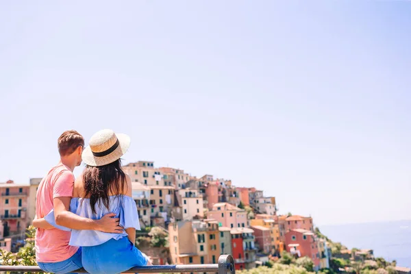 Familia feliz con vista al antiguo pueblo europeo en el parque nacional Cinque Terre, Liguria, Italia — Foto de Stock