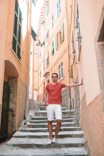 Hombre turista al aire libre en pueblo italiano de vacaciones —  Fotos de Stock