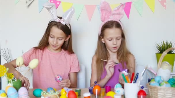 Buona Pasqua. Bei bambini che indossano orecchie di coniglio il giorno di Pasqua. — Video Stock