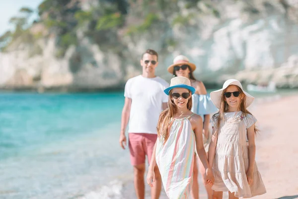 Jeune famille en vacances ont beaucoup de plaisir — Photo