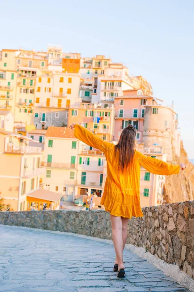 Turismo con vistas panorámicas de Manarola, Cinque Terre, Liguria, Italia —  Fotos de Stock