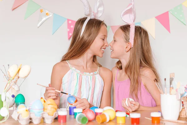Szczęśliwego Wielkanocy. Piękne małe dzieci noszące królicze uszy w Wielkanoc. — Zdjęcie stockowe