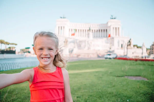 Adorable niña tomando selfie en frente de Altare della Patria, Vittoriano, Roma, Italia . —  Fotos de Stock