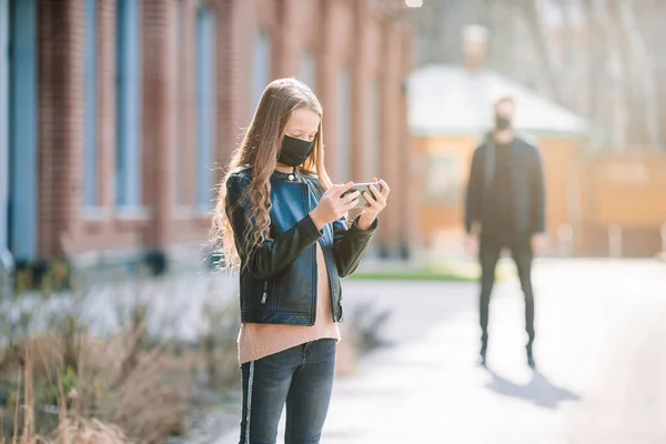 Meisje met masker te beschermen tegen Coronavirus en gripp — Stockfoto