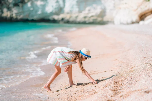 Urocza, aktywna dziewczynka na plaży podczas wakacji — Zdjęcie stockowe