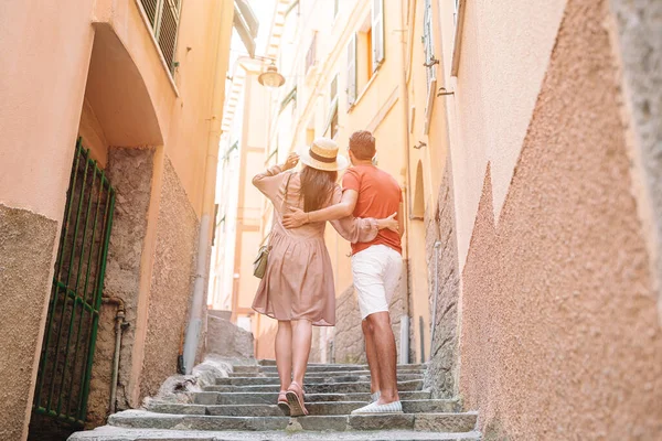 Genç turist çift Avrupa 'da tatil yapıyor. İtalya' da, Cinque Terre 'de tatildeler. — Stok fotoğraf