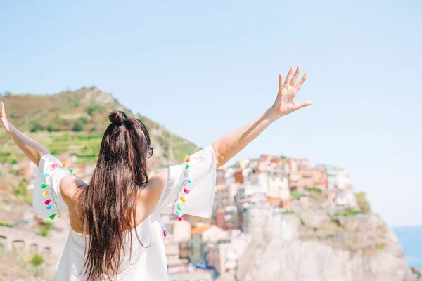 Turista olhando para a vista panorâmica de Manarola, Cinque Terre, Ligúria, Itália — Fotografia de Stock