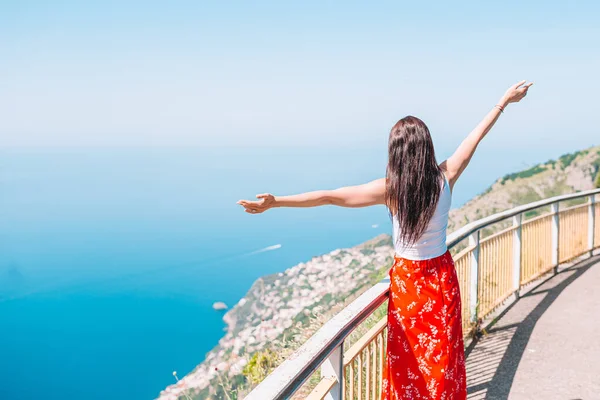 Vacaciones de verano en Italia. Mujer joven en el pueblo de Positano en el fondo, Costa Amalfitana, Italia — Foto de Stock