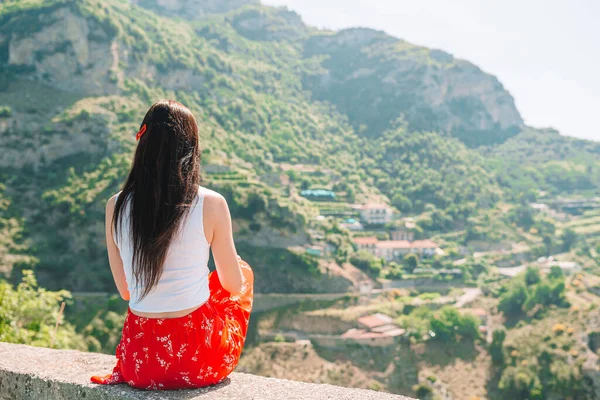 Vacaciones de verano en Italia. Mujer joven en el pueblo de Positano en el fondo, Costa Amalfitana, Italia — Foto de Stock