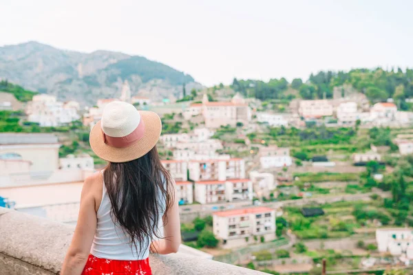 Turista caucasico a piedi lungo le strade deserte d'Europa . — Foto Stock