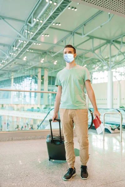 Joven en un salón del aeropuerto esperando aviones de vuelo . —  Fotos de Stock