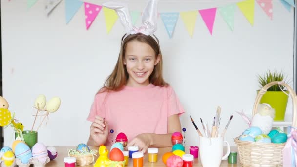 Feliz Pascua. Hermoso niño pequeño con orejas de conejo en el día de Pascua. — Vídeo de stock