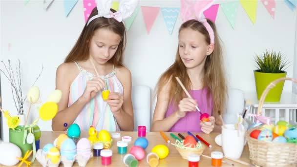 Feliz Pascua. Hermosos niños pequeños con orejas de conejo en el día de Pascua. — Vídeos de Stock