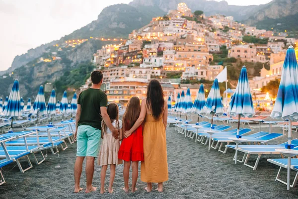 Zomervakantie in Italië. Jonge vrouw in Positano dorp op de achtergrond, Amalfi Coast, Italië — Stockfoto