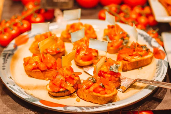Ízletes olasz bruschetta a fa tányéron — Stock Fotó