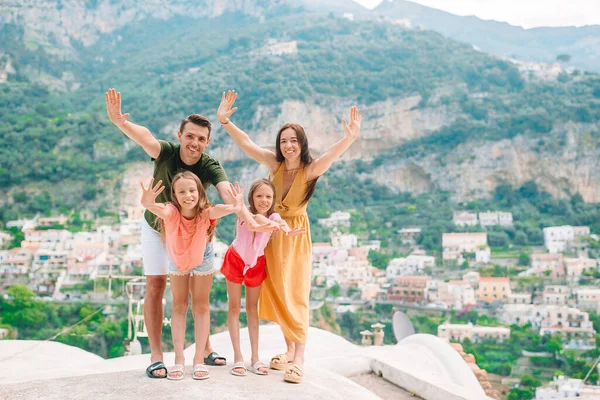 Amalfi 해안 의 Positano 마을에서 셀피 사진을 찍고 있는 부모와 아이들 — 스톡 사진