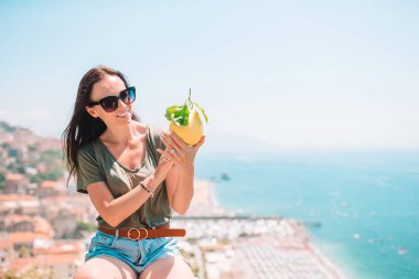 Akdeniz ve gökyüzünün arka planında büyük sarı bir limon.