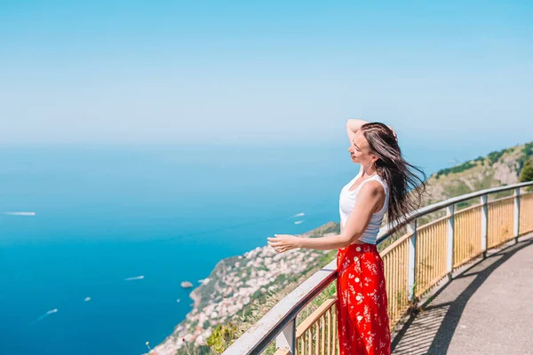 Vacanze estive in Italia. Giovane donna in paese sullo sfondo, Costiera Amalfitana, Italia — Foto Stock