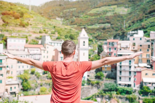 Mężczyzna turysta na świeżym powietrzu w włoskiej wiosce na wakacjach — Zdjęcie stockowe