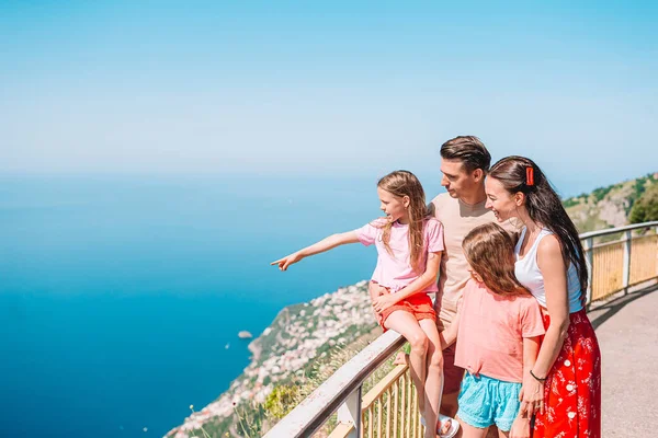 意大利的暑假。背景为4岁的年轻家庭，意大利阿马尔菲海岸 — 图库照片