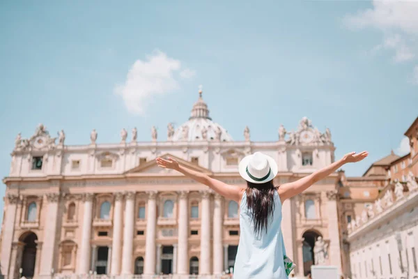 Szczęśliwa młoda kobieta w Watykanie i Bazylice św. Piotra, Rzym, Włochy. — Zdjęcie stockowe