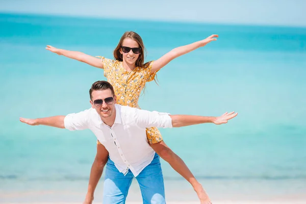 Gelukkig vader en zijn schattige dochtertje op tropisch strand veel plezier — Stockfoto