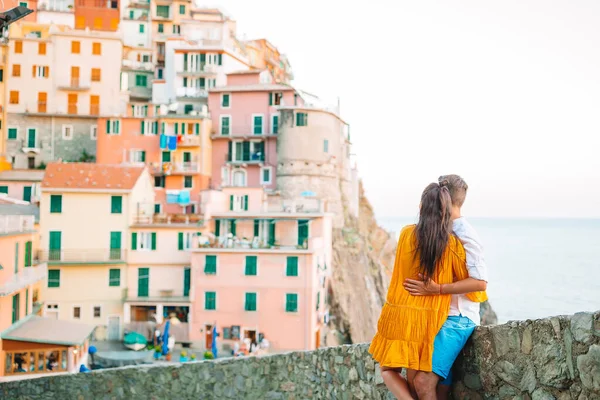 Gelukkige familie met uitzicht op het oude Europese dorp in Cinque Terre — Stockfoto