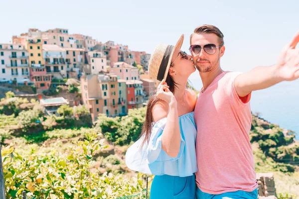 Familia feliz con vista al antiguo pueblo europeo de Cinque Terre — Foto de Stock