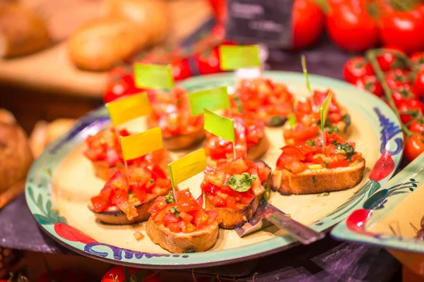 Gustose bruschette italiane sul piatto di legno — Foto Stock