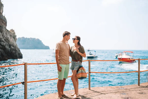 Jovem casal na Gruta Esmeralda, Costa Amalfitana — Fotografia de Stock