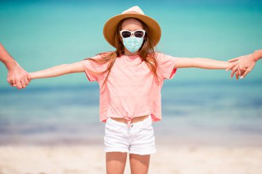 Sevimli küçük kız tatilde tropikal sahilde iyi eğlenceler.