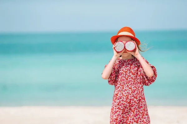 Glückliches Mädchen genießt Sommerurlaub am Strand — Stockfoto